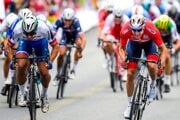 Peter Sagan (vľavo) zdoláva Alexandra Kristoffa na MS v cyklistike Bergene 2017.