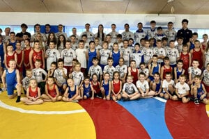 Rodina mladých zápasníkov ZK Corgoň Nitra. 