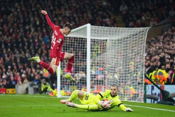 Conor Bradley (vo výskoku) Z FC Liverpool je najväčšou hviezdou Severného Írska.