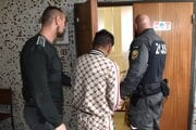 Pavla na pojednávanie priviedla justičná stráž z väzby.