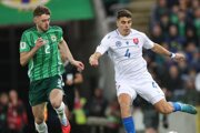 Conor Bradley a Adam Obert počas zápasu Severné Írsko - Slovensko v kvalifikácii MS vo futbale 2026. 