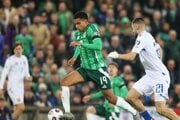 Shea Charles v súboji o loptu s Matúšom Berom v zápase kvalifikácie MS 2026 Severné Írsko - Slovensko.