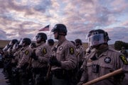 Štátna polícia v Illinois odohnala protestujúcich späť po tom, čo vyhlásila za nezákonné zhromaždenie pred budovou imigračného a colného úradu.
