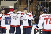 Radosť hokejistov Washington Capitals po strelení gólu proti New York Rangers.