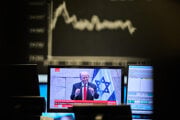 Televízna obrazovka zobrazuje amerického prezidenta Donalda Trumpa, ako reční v Knessete, pred nemeckým akciovým indexom DAX na burze vo Frankfurte