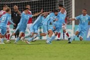 Futbalisti San Marina oslavujú gól.