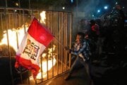 Násilie na proteste v hlavnom meste Peru si vyžiadalo jednu obeť a desiatky zranených.