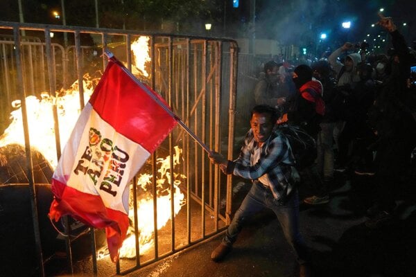 Násilie na proteste v hlavnom meste Peru si vyžiadalo jednu obeť a desiatky zranených.