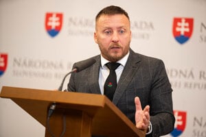 Splnomocnenec vlády Peter Kotlár.