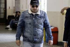 ené H., obvinený z prenevery financií na miestnom úrade (MiÚ) v bratislavskej Petržalke, prichádza na súdne pojednávanie na Krajskom súde v Bratislave v pondelok 26. mája 2025.