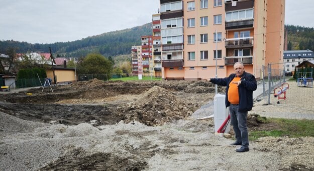 Primátor Jozef Grapa ukazuje na stavenisku rozmiestnenie častí Srdca sídliska Struhy. (zdroj: Pavol Stolárik)