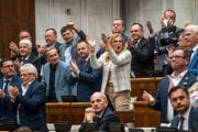 Koaličné strany novelu ústavy presadili s pomocou KDH a dvoch poslancov hnutia Slovensko (OĽaNO)