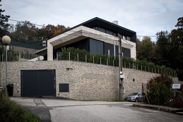 Vila Glváčovcov stojí na konci slepej ulice. Za ňou už je len les, nad ňou kalvária. (zdroj: SME/Jozef Jakubčo)