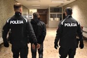 Ondreja odvádza policajná eskorta do väzenia.