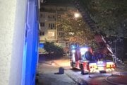 Výbuch spôsobil požiar v jednom z bytov v bytovke vo Valaskej. Nutná bola evakuácia ľudí.