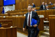 Minister financií Ladislav Kamenický v pléne Národnej rady.