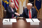 Donald Trump a Anthony Albanese podpisujú dohodu o zlepšení prístupu ku kritickým minerálom a vzácnym zeminám.