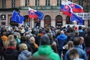Poslanec za SaS Alojz Hlina počas protestu.