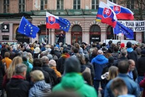 Poslanec za SaS Alojz Hlina počas protestu.