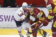 Marek Šramaty (Zvolen) a Filip Akl (Trenčín) bojujú o puk počas predohrávky 14. kola Tipsport ligy HKM Zvolen - HK Dukla Trenčín.