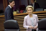 Eurokomisár Wopke Hoekstra a predsedníčka Európskej komisie Ursula von der Leyenová.