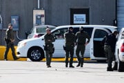 Agenti federálnej hliadky stoja pred zariadením imigračnej služby ICE v Chicagu, kde došlo k podobnému incidentu.