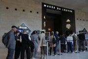 Ľudia čakajúci na vstupe do múzea Louvre.