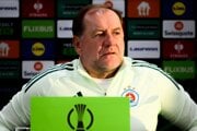 Tréner Slovana Vladimír Weiss st. počas tlačovej konferencie pred zápasom s AZ Alkmaar.