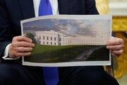 Americký prezident Donald Trump drží návrh novej tanečnej sály v Bielom dome.