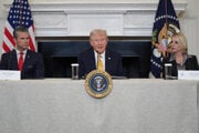 Donald Trump s ministrom obrany Petom Hegsethom a hovorkyňou Bieleho domu Karoline Leavittovou.