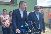 Minister školstva Tomáš Drucker (Hlas-SD), starosta obce Malý Slivník Jozef Javorský a splnomocnenec vlády SR pre rómske komunity Alexander Daško na tlačovej konferencii v obci Malý Slivník v okrese Prešov. 