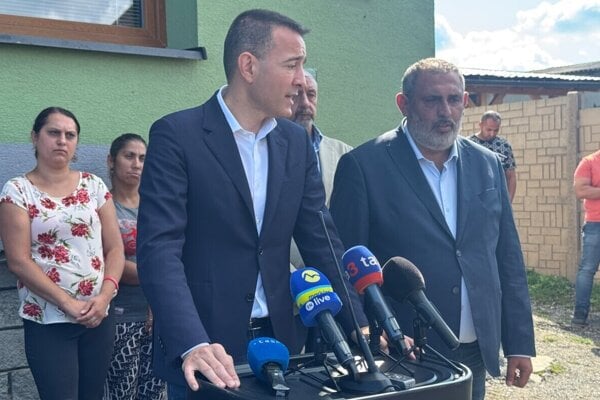 Minister školstva Tomáš Drucker (Hlas-SD), starosta obce Malý Slivník Jozef Javorský a splnomocnenec vlády SR pre rómske komunity Alexander Daško na tlačovej konferencii v obci Malý Slivník v okrese Prešov.