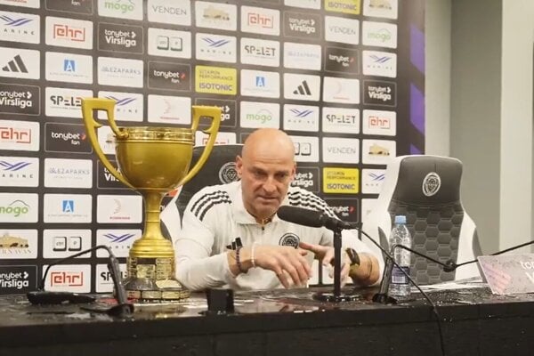 Tréner Guľa s víťaznou trofejou.