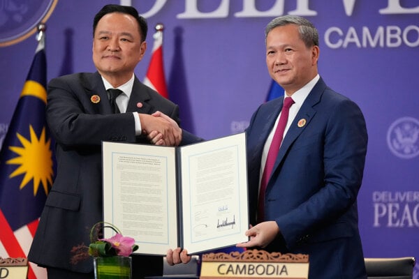 Kambodžský premiér Hun Manet a thajský premiér Anutin Čánvirakul.