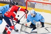 Zľava Patrik Bačík (Slovan), Cole Cassels (Zvolen)  a Henri Kiviaho (Slovan) počas 15. kola Tipsport ligy HC Slovan Bratislava - HKM Zvolen.