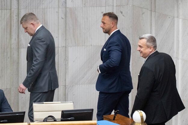 Predseda Smeru Robert Fico, predseda Hlasu Matúš Šutaj Eštok a predseda SNS Andrej Danko. (zdroj: TASR)