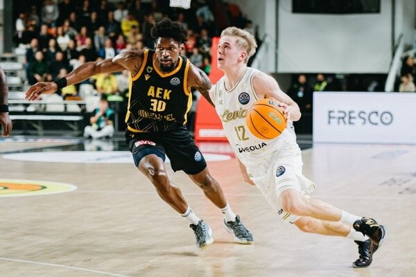 Momentka zo zápasu Patrioti Levice - AEK Atény v Lige majstrov.