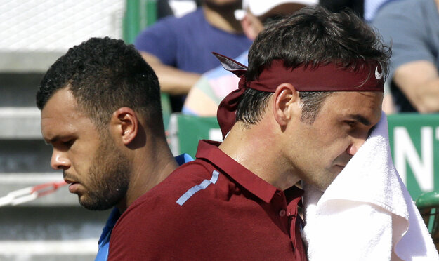 Federer (vpravo) prekvapivo prehral s Francúzom Tsongom.