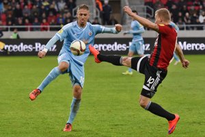 Kornel Saláta zo Slovana Bratislava (vľavo) bojuje o loptu s Trnavčanom Tomášom Majtánom.