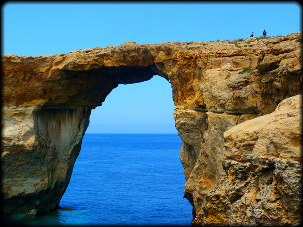 Azúrové okno na ostrove Gozo patrí medzi najznámejšie prírodné atrakcie na Malte.