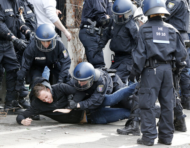 Nemeckí policajti sa dokážu porátať s chuligánmi.