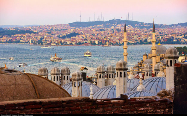 Veže a kupoly sú pre Istanbulskú panorámu typické, rovnako ako prieliv Bospor.