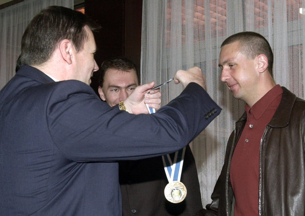 Bronz z Helsínk musel Cígerovi odovzdať vtedajší prezident SZĽH Juraj Široký (vľavo) až dodatočne, pretože pre zranenie ruky predčasne opustil svetový šampionát vo Fínsku.
