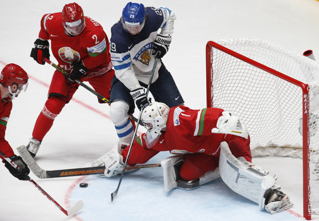 Fín Patrik Laine (v strede) strelil v zápase s Bielorusmi dva góly.