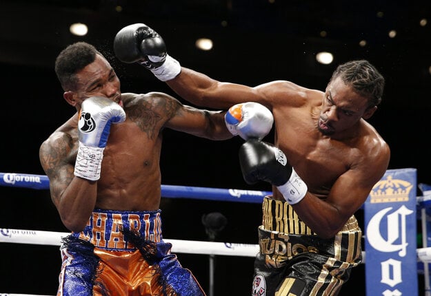 Jermell Charlo (vľavo) zdolal Johna Jacksona.