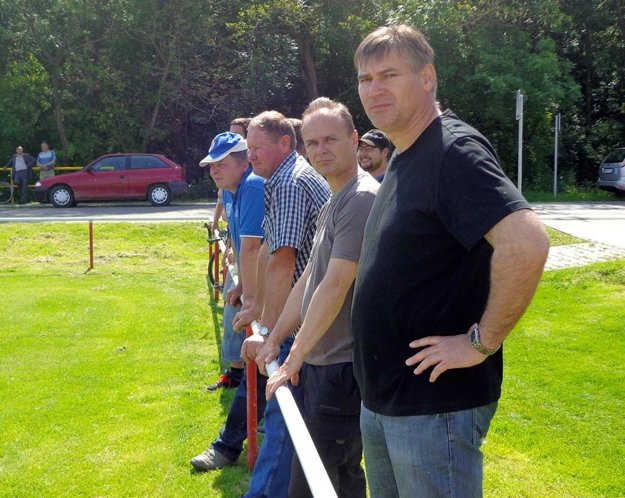 Skupina dyčianskych priaznivcov po rýchlych góloch súpera dôvod na úsmev nemala. (zdroj: Ľuboš Modzga „Šuker“)