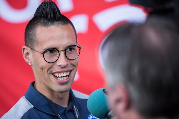 Marek Hamšík mal napriek neúčasti v zápase dobrú náladu.