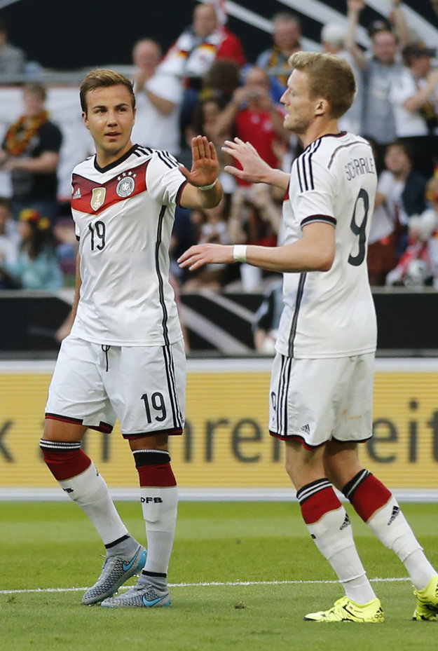Mario Götze (vľavo) je zázračným chlapcom nemeckého futbalu. medzi najlepších hráčov Nemecka patril aj v dnešnom dueli, z výhry sa však netešil.