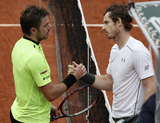 Britský tenista Andy Murray (vpravo) podáva ruku Švajčiarovi Stanovi Wawrinkovi.