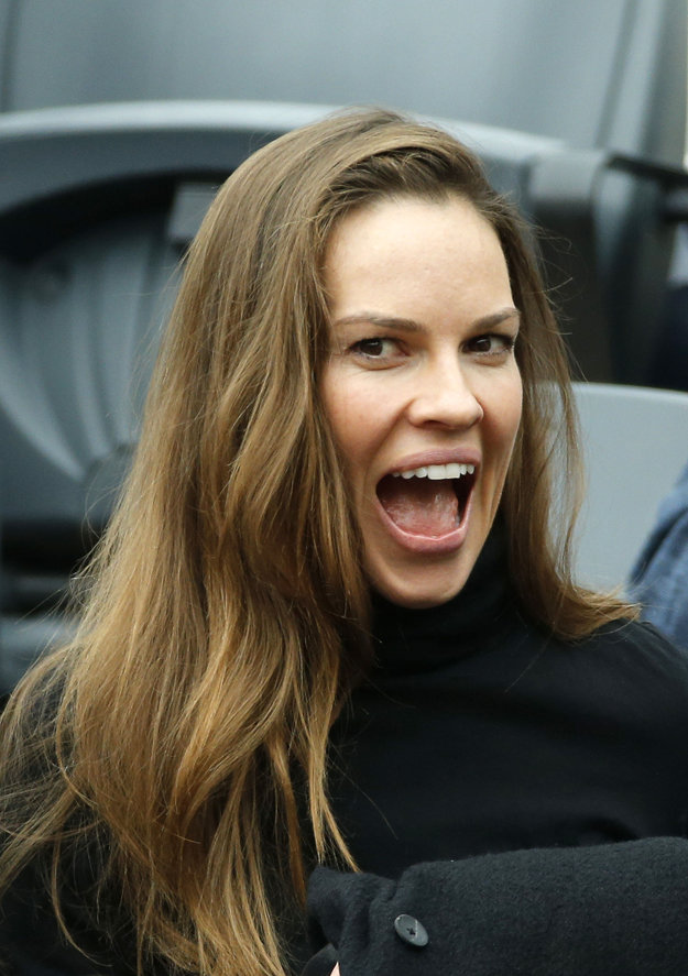 Medzi divákmi v hľadisku nechýba ani americká herečka a producentka Hilary Swanková, známa najmä z Oscarovej snímky Million Dollar Baby (2004).